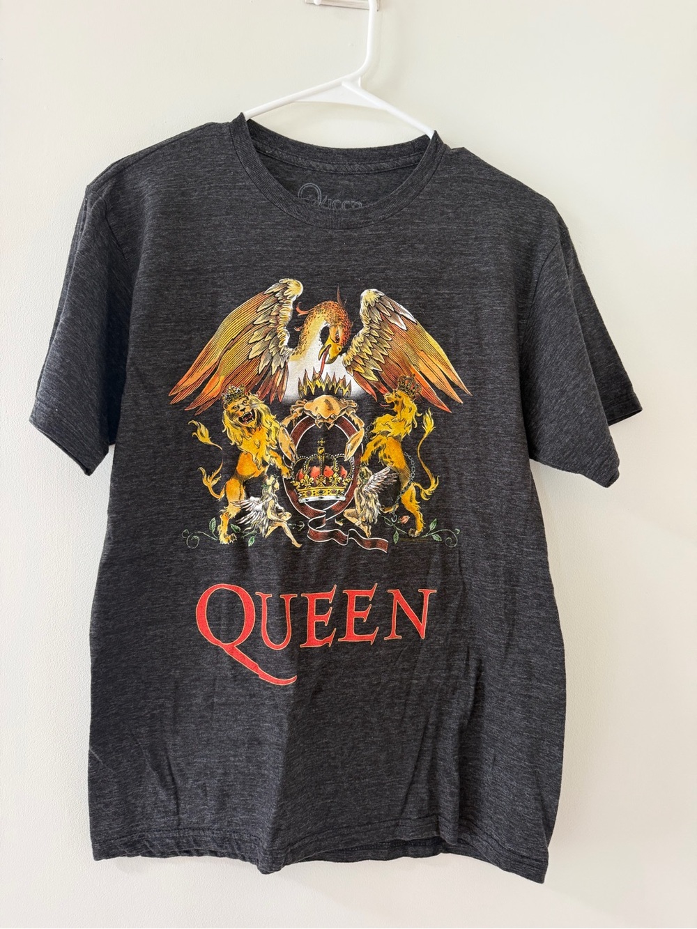 Queen Graphic Tee Womens M Dark Gray Like New Band Crest Short Sleeve Shirt